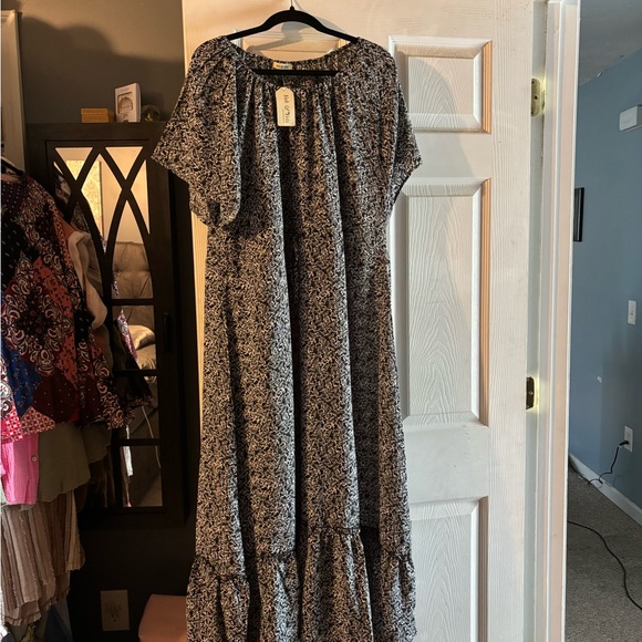 yak and yeti Dresses & Skirts - Yak and Yeti Black & White Printed Short-Sleeve Maxi Dress XL